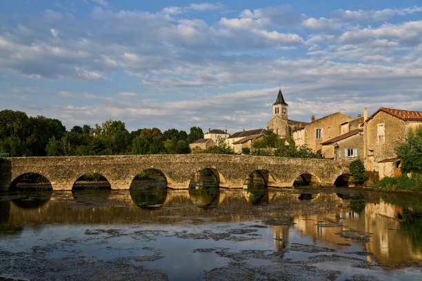 教堂和中世纪石桥的景观，有7个桑萨伊拱门，反映在Vonne的表面图片下载