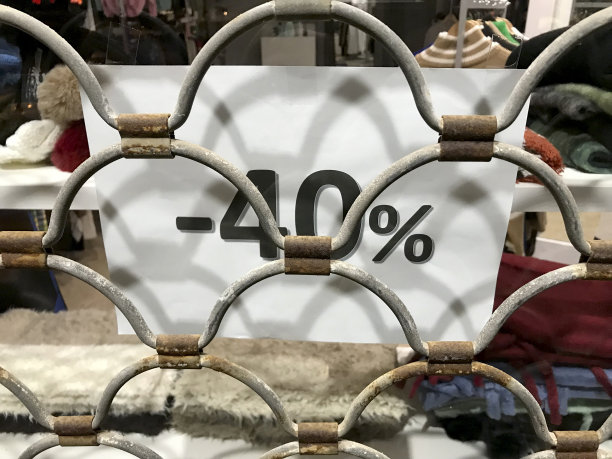商店橱窗上的招牌，宣布四折优惠图片下载