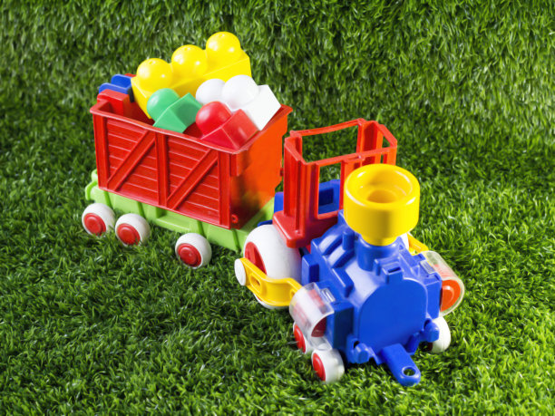 彩色火车积木构造器在草地上，玩具图片下载