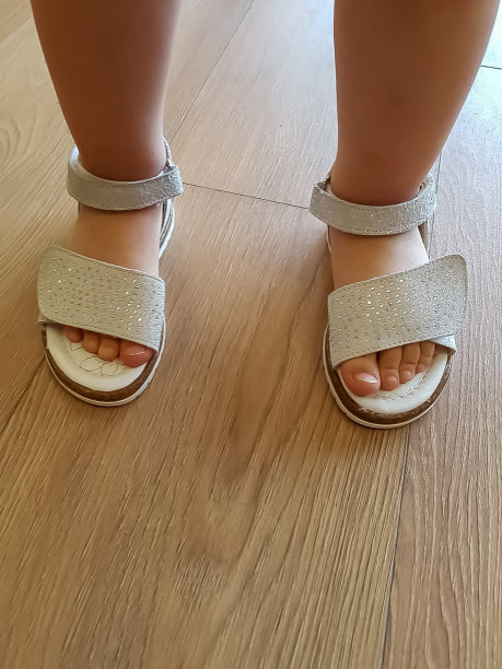 穿着第一双凉鞋的小孩的脚图片下载