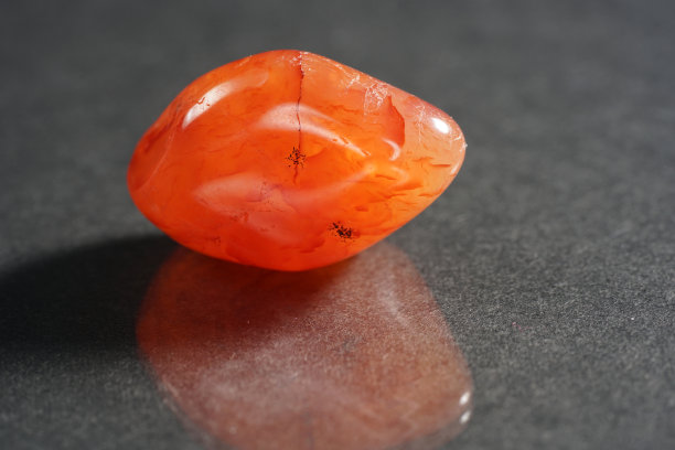 背景前的工作室中石英和矿物包裹体以马可模式拍摄图片下载