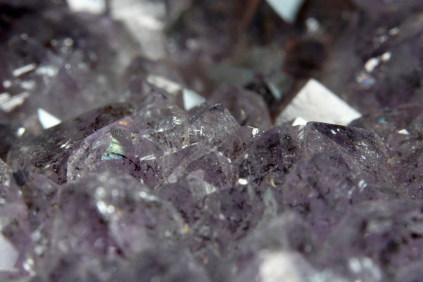 背景前的工作室中石英和矿物包裹体以马可模式拍摄图片下载