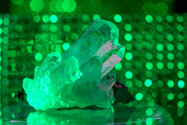 背景前的工作室中石英和矿物包裹体以马可模式拍摄图片下载