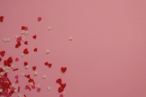 粉红色背景与洒心与文本空间图片下载