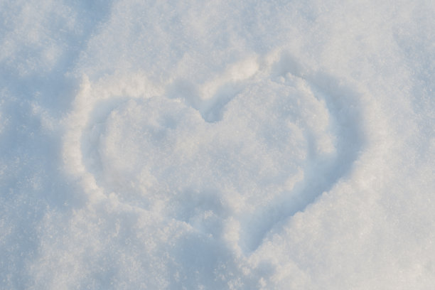 在雪地上手绘一个心形图片下载