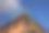 这张照片拍摄于一个建筑工地，一堵新砌的砖砌墙的一角，在户外，顶着蓝天，脚手架在上面图片下载