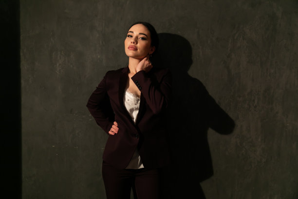 漂亮的女商人在一个商务套装在办公室工作图片下载