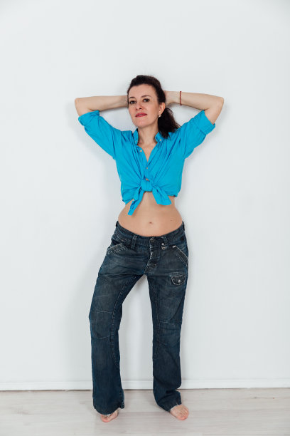 一个美丽的时尚的黑发女人的肖像图片下载