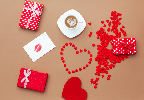 情人节的背景。礼物，心形纸屑，嘴唇，甜甜的粉彩背景。情人节的概念。平躺，顶视图，复制空间图片下载