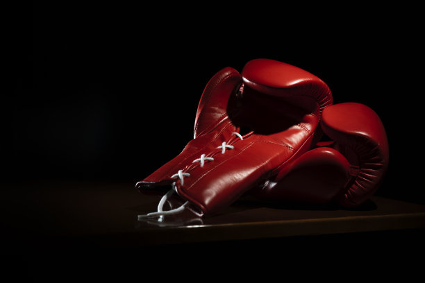红色的拳击手套与鞋带在黑色的背景图片下载