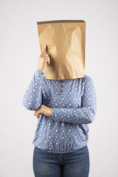 头上戴着纸袋的女人图片下载