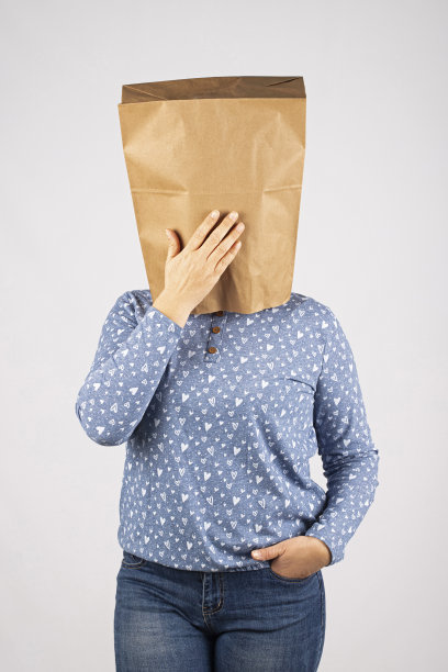 头上戴着纸袋的女人图片下载