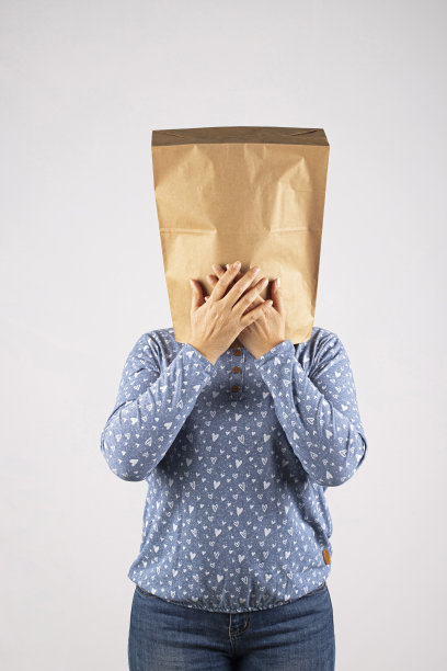 头上戴着纸袋的女人图片下载