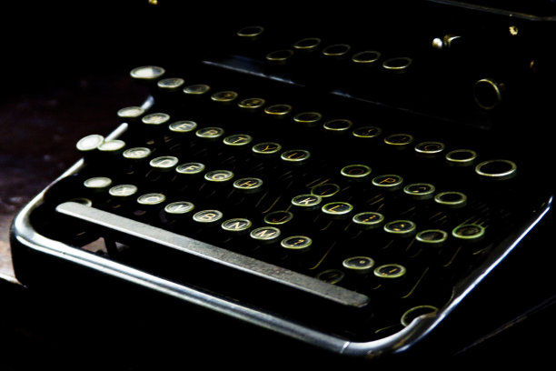 老式打字机，键盘破旧，气氛阴郁。图片下载