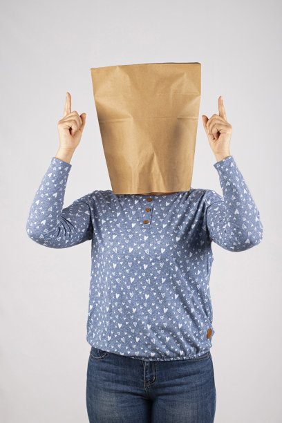 头上戴着纸袋的女人图片下载