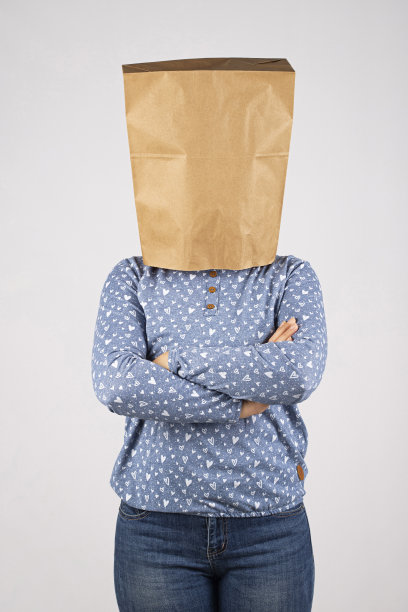 头上戴着纸袋的女人图片下载