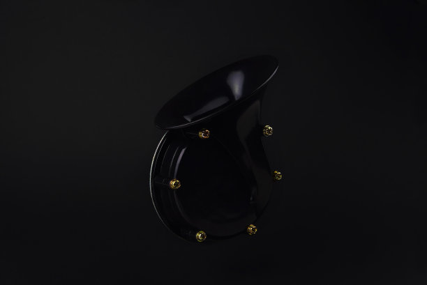 汽车电动喇叭，蜗牛形喇叭，黑色背景隔离，选择性聚焦图片下载