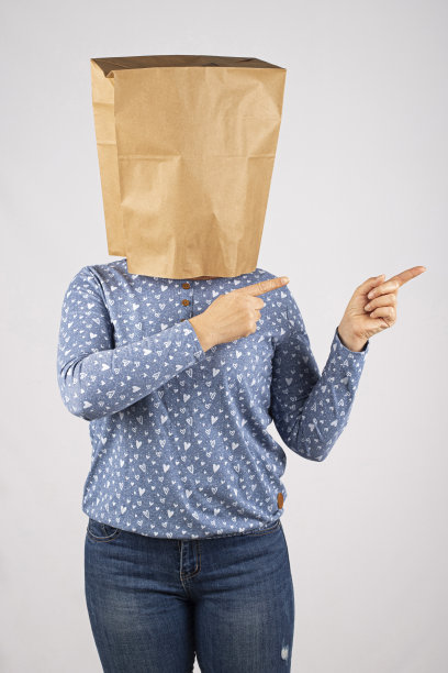 头上戴着纸袋的女人图片下载