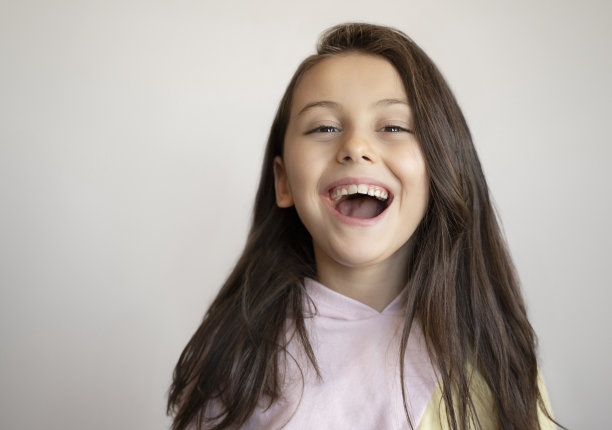 可爱的小女孩笑的肖像图片下载