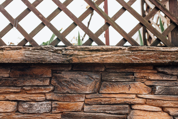 木制藤架在顶部花园栅栏图片下载