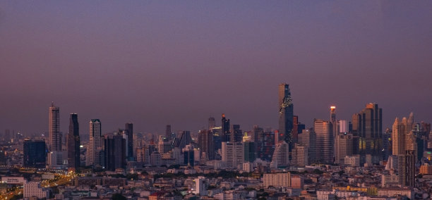 黄昏时分，曼谷城的天际线，泰国首都曼谷的商业区图片下载