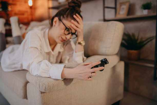 玩电子游戏的女人图片下载