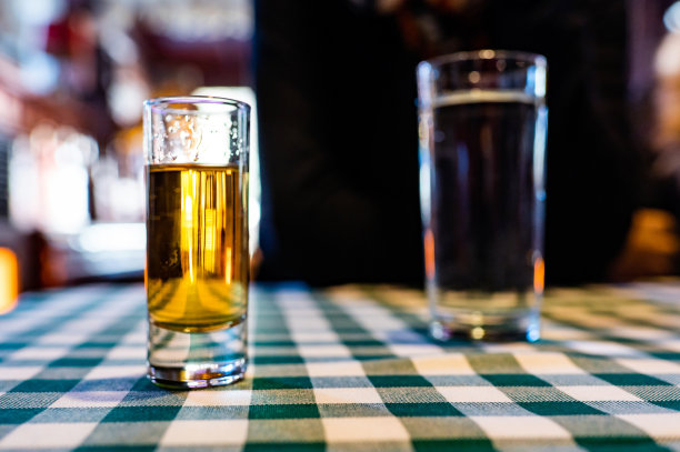 老式桌子上放着饮料图片下载