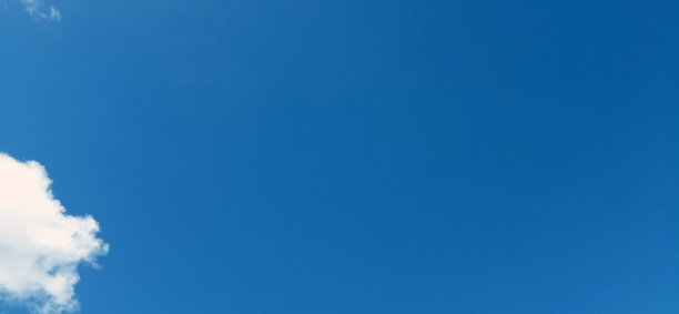 明亮的蓝色天空是非常有趣的看到。它适合作为你的电脑或手机的壁纸。这就是上帝创造的美。图片下载