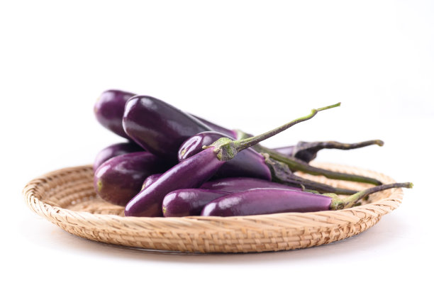 有机紫茄子在白色背景的小篮子图片下载