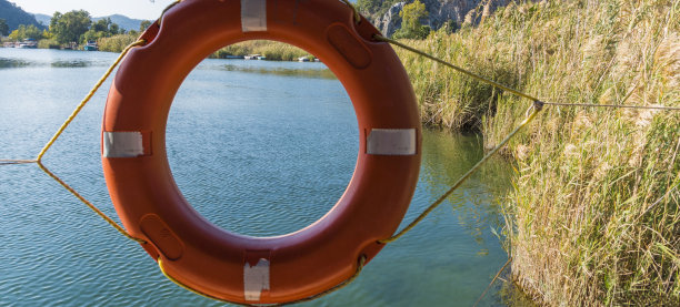从救生圈上看，木船系在芦苇之间的小旧木码头上图片下载