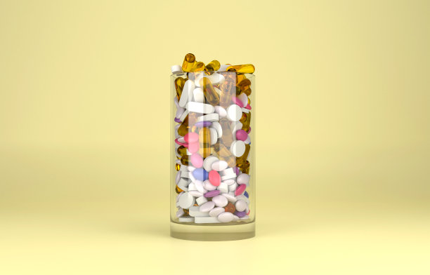 杯子里有很多药丸。服用太多的药片。图片下载