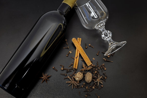 黑色背景上的热红酒配料。红酒香料瓶，用于热酒精饮料，俯视图图片下载