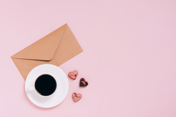 巧克力节日盒咖啡杯，心形，粉红色背景的信封。情人节的喜庆作文图片下载
