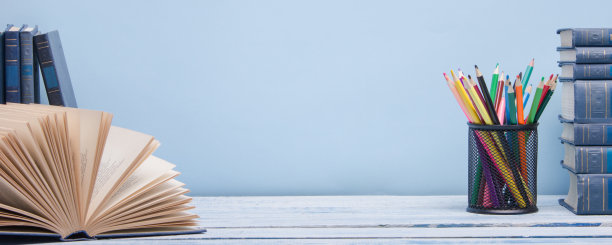 打开的书，在木桌上的精装书。回到学校。副本的空间。图片下载