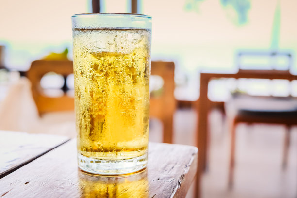 一杯冰啤酒图片下载