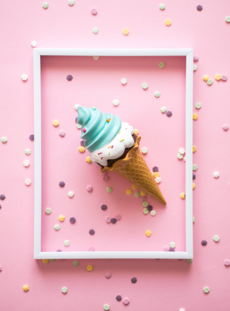 淡粉色背景的画框里的冰淇淋图片下载