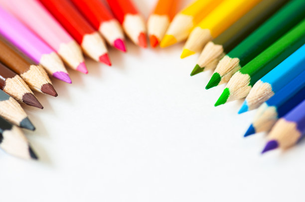 一套木制彩色铅笔在白纸上。前视图。图片下载
