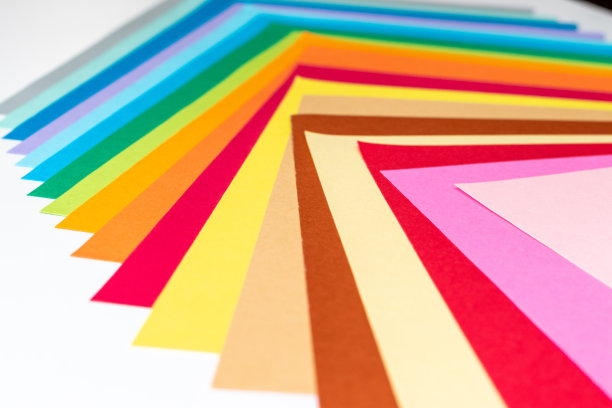 彩色纸在白板上图片下载