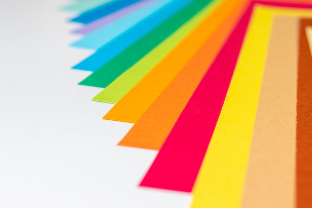 彩色纸在白板上图片下载