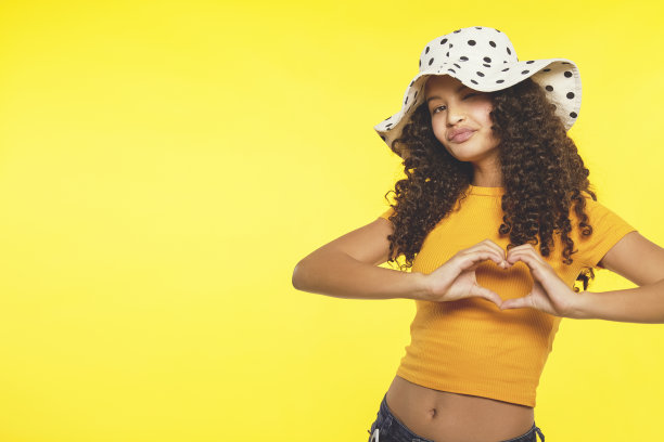 轻浮的少年在做一个心动的手势图片下载