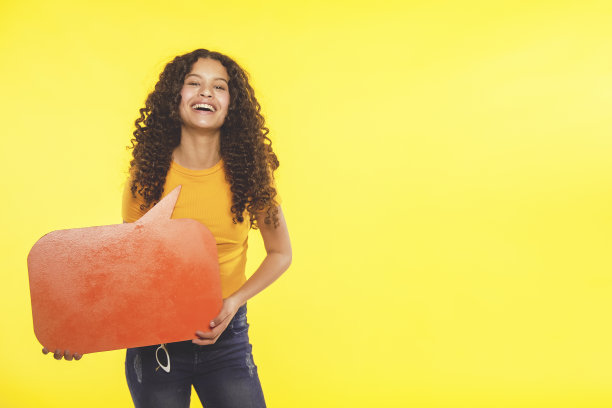 兴高采烈的少年举着牌子图片下载