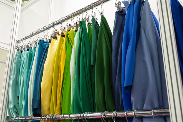 绿黄蓝面料的样品挂在架子上图片下载