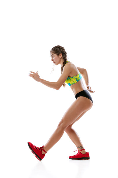 美丽的运动女孩的全长肖像，专业的女性跑步者，运动员穿着运动制服训练孤立在白色的背景。图片下载