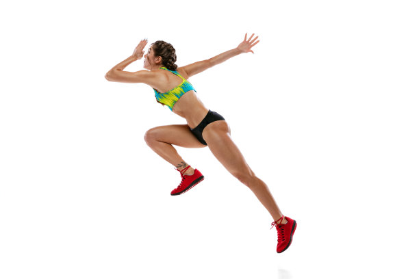 摄影棚拍摄的职业女跑步运动员，运动员在夏季运动制服训练孤立在白色背景。运动、竞争、健康的理念图片下载