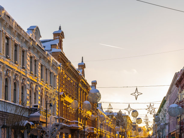 日落时有老房子的街道。老城的中心。一个吸引游客和当地人的景点图片下载