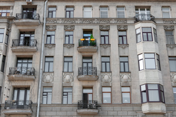 混凝土建筑灰色单调的立面上，孤零零的五彩阳台图片下载