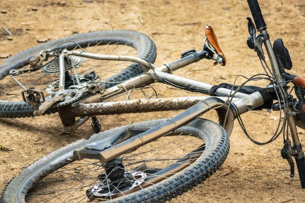 自行车在地面图片下载