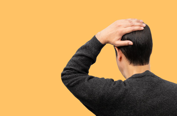 一个男人看向背景的后视图图片下载