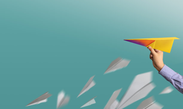不同，领导者个性概念。手用独特的纸飞机扔在天空中，而这组失败是下降。业务比喻照片图片下载