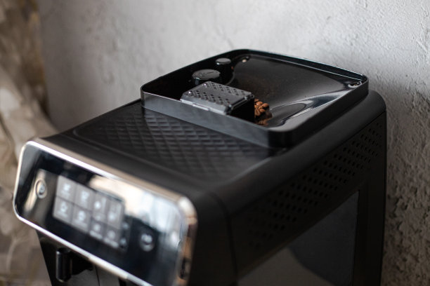 黑咖啡机与按钮和咖啡豆顶视图图片下载